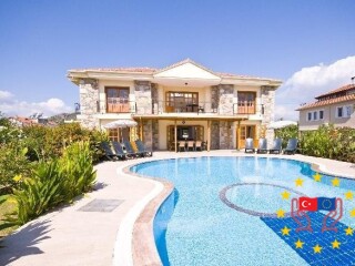 izmir-cesme-de-luks-havuzlu-kiralik-villa