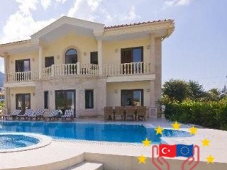 İzmir ceşmede tesetürlü aiilelere uygun kiralık lüks havuzlu dubleks villa